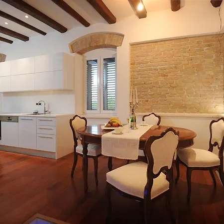 Felicitas At The Center Near The * سبليت