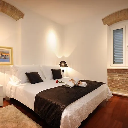 Felicitas At The Center Near The Apartment Split